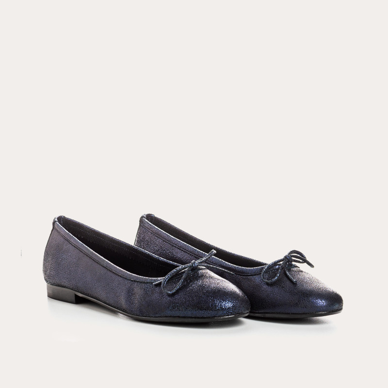flat ballerinas woman leather crack