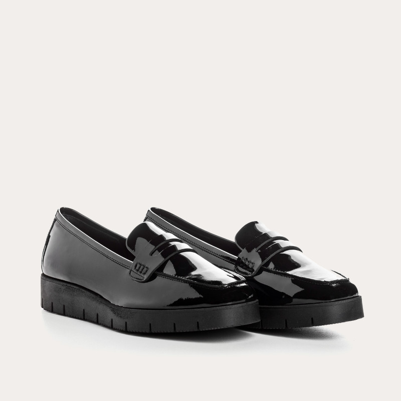 Varnished leather compensated loafers