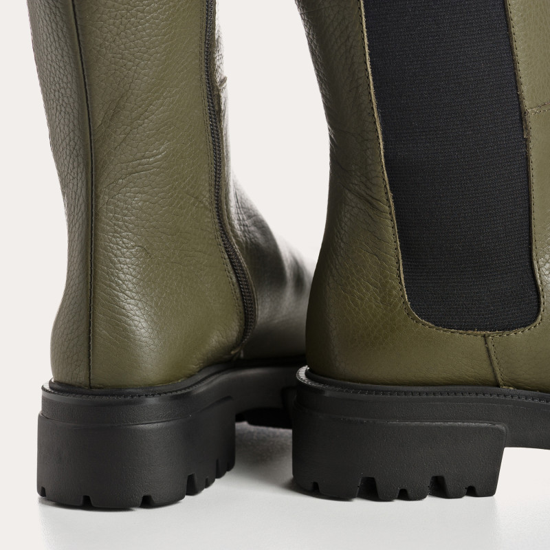 High grain leather boots with elastic and notched soles