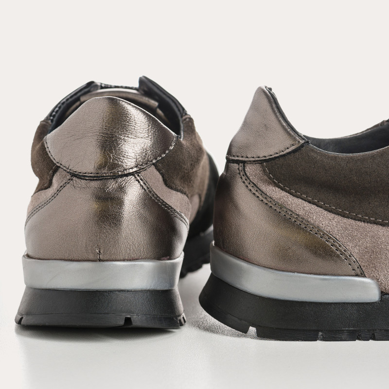 Suede sneakers and black laces metallic / women's vison