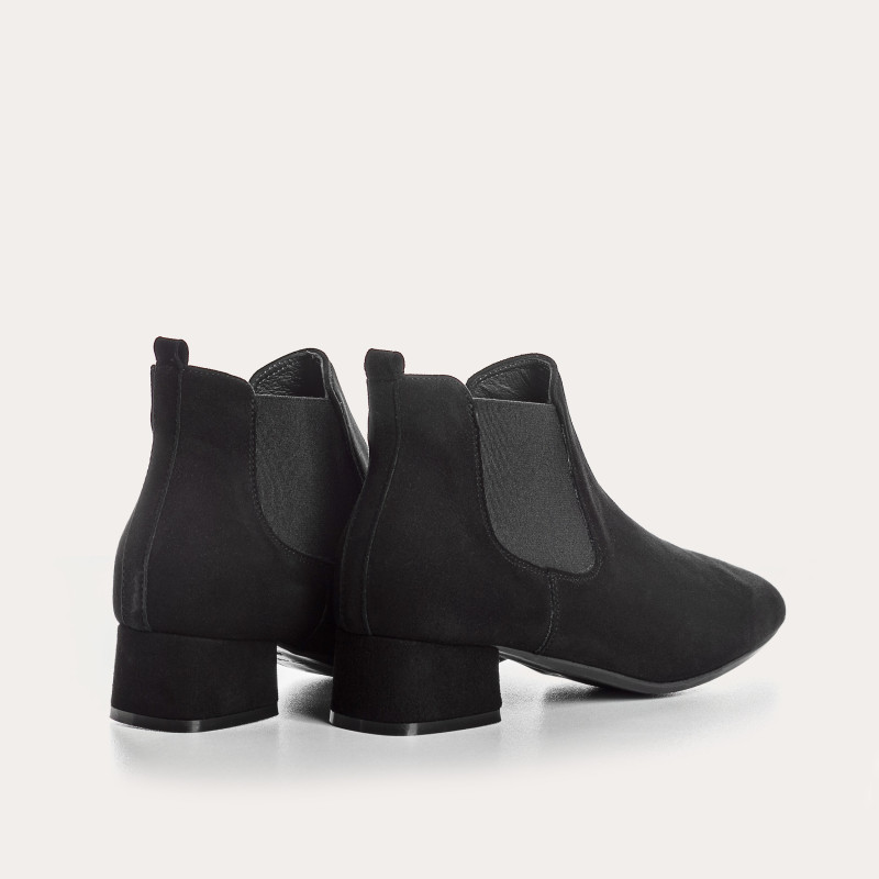 Chelsea boots in velvet leather with elastic