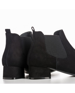 Chelsea boots in velvet leather with elastic