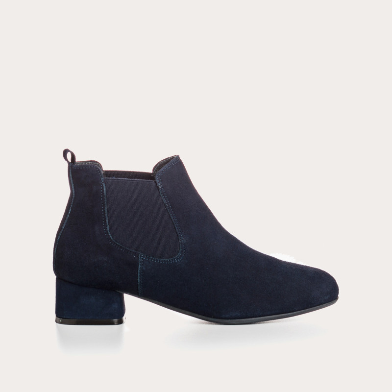 Chelsea boots in suede with elastic
