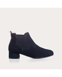 Chelsea boots in suede with elastic