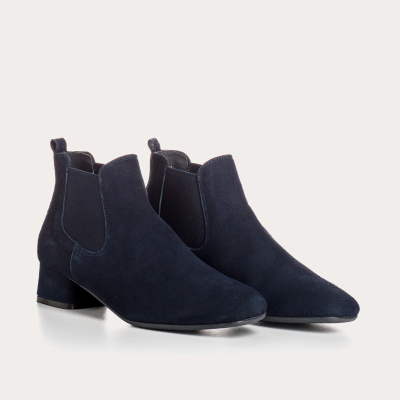 Chelsea boots in suede with elastic