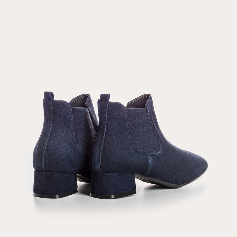 Chelsea boots in suede with elastic