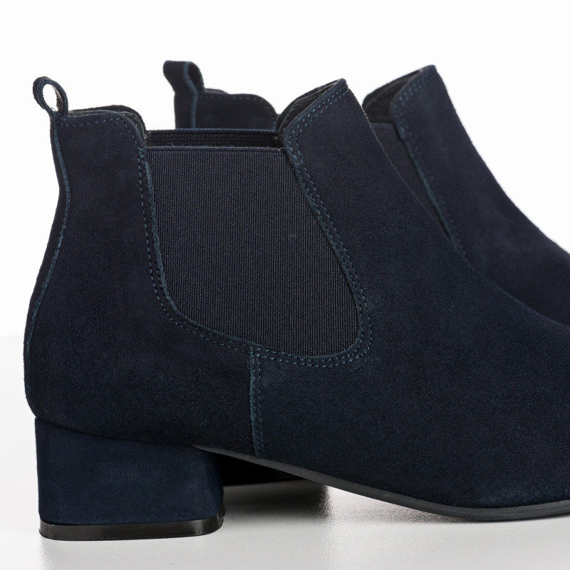 Chelsea boots in suede with elastic
