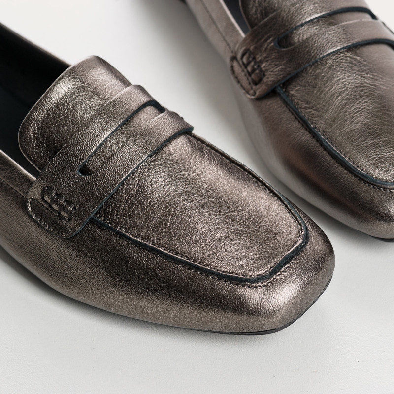 Mocassins collège en cuir métallisé avec bout carré