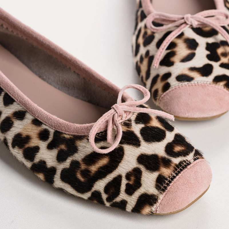 Ballerines plates en cuir imprimé léopard avec nœud