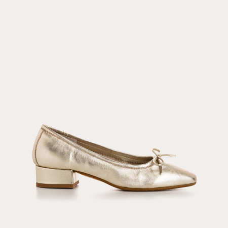 Ballerinas with leather heels