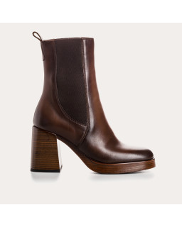 Boots Chelsea with high heels in brown leather with elastic
