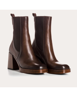 Boots Chelsea with high heels in brown leather with elastic