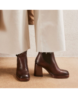 Boots Chelsea à talons hauts en cuir marron avec élastiques