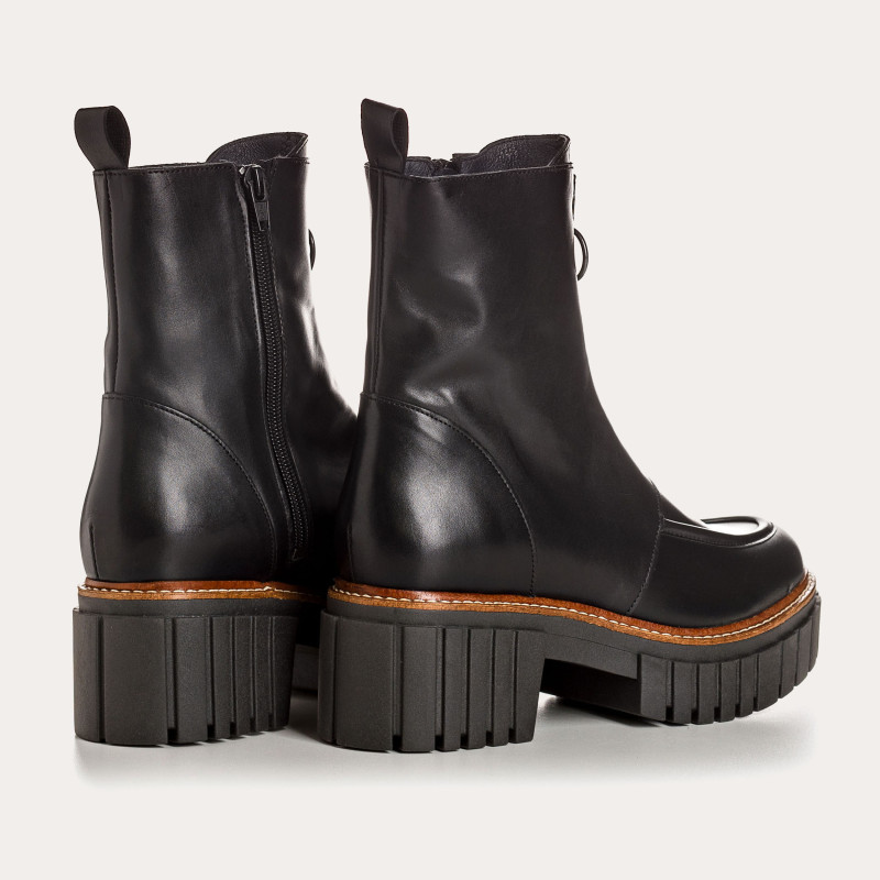 Boots Chelsea with black leather heels with zip and silver buckle