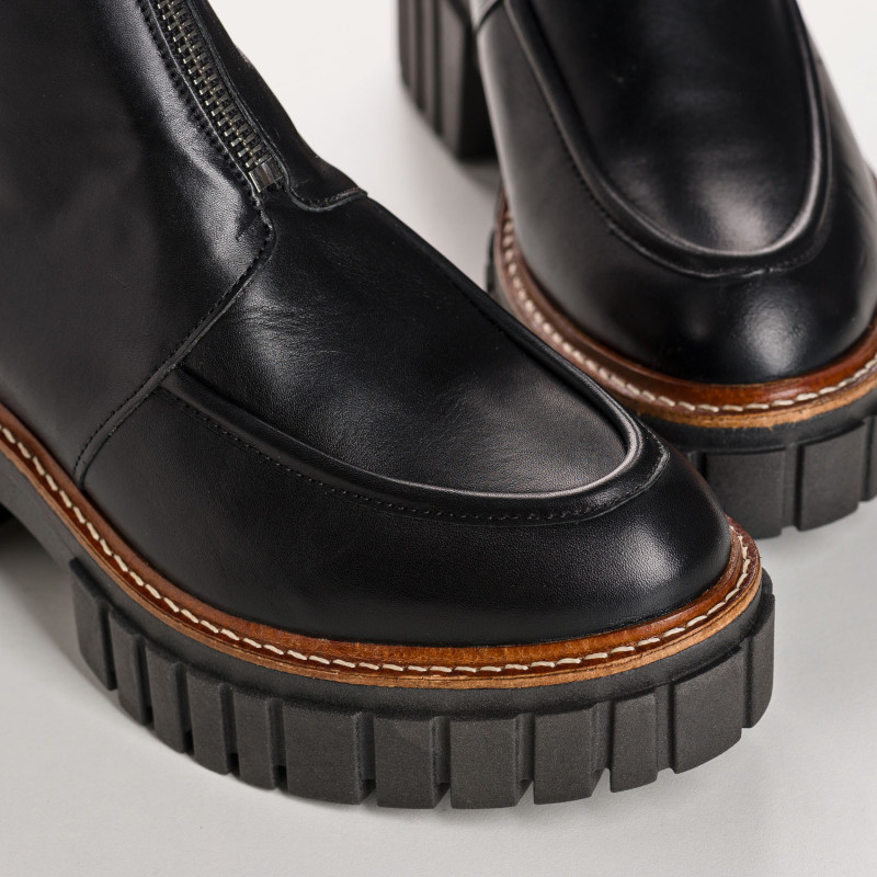 Boots Chelsea with black leather heels with zip and silver buckle