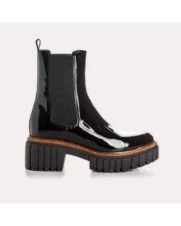 Boots Chelsea in black varnish with elastic
