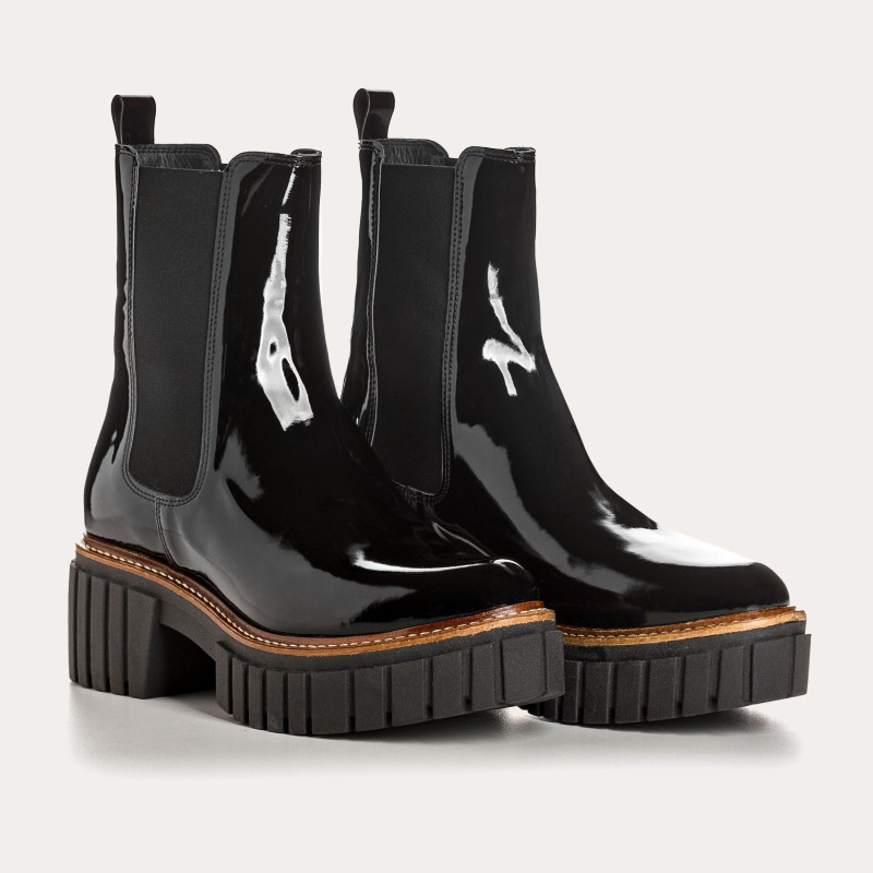Boots Chelsea in black varnish with elastic