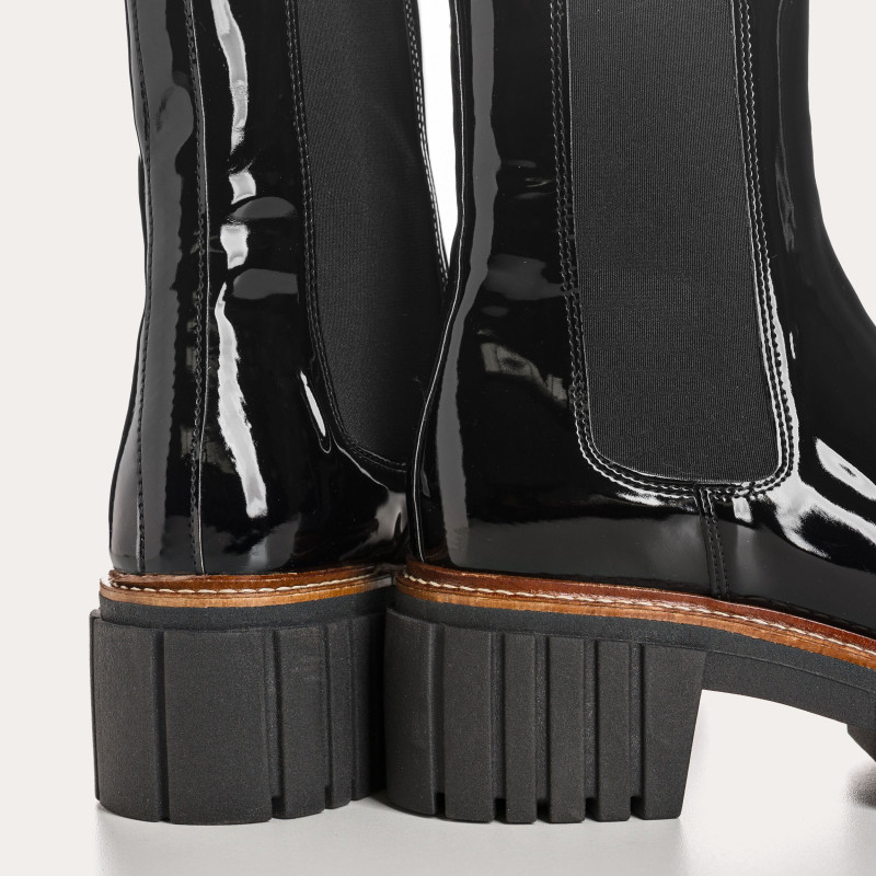 Boots Chelsea in black varnish with elastic