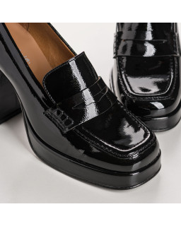 Sweet heeled leather moccasins grained