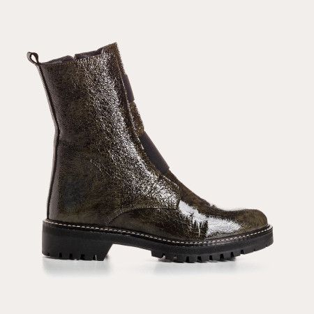 Chelsea boots in grained varnished leather with elastic