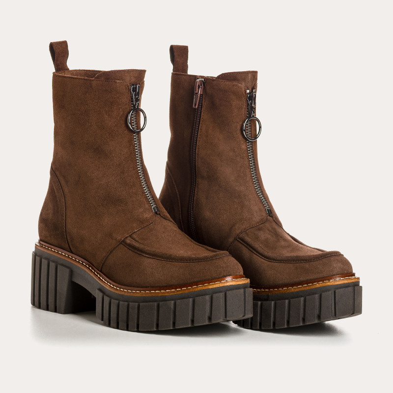 Boots Chelsea with suede heels with zip and silver buckle