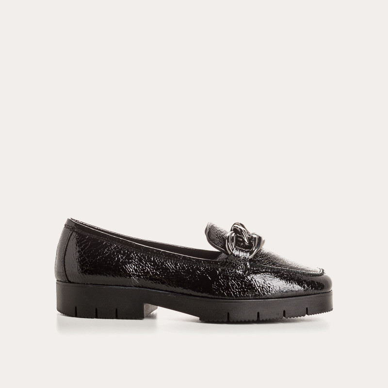 Small-heeled moccasins grained patent leather with silver jewelry