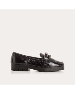 Small-heeled moccasins grained patent leather with silver jewelry