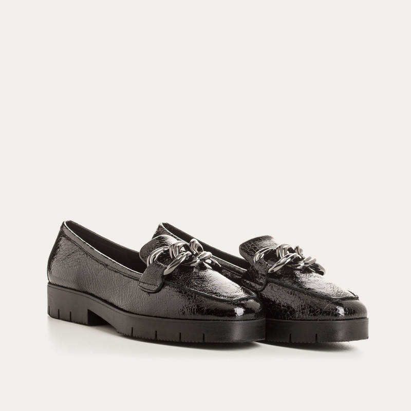 Small-heeled moccasins grained patent leather with silver jewelry