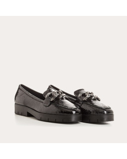 Small-heeled moccasins grained patent leather with silver jewelry