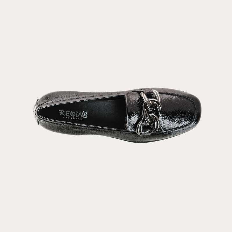 Small-heeled moccasins grained patent leather with silver jewelry