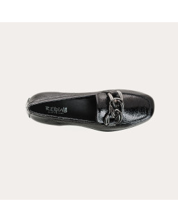 Small-heeled moccasins grained patent leather with silver jewelry