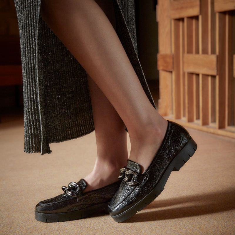 Small-heeled moccasins grained patent leather with silver jewelry