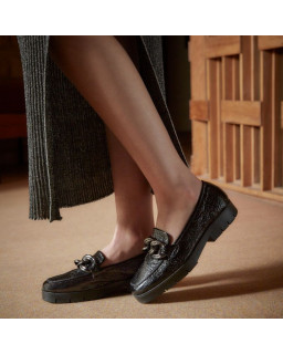 Small-heeled moccasins grained patent leather with silver jewelry