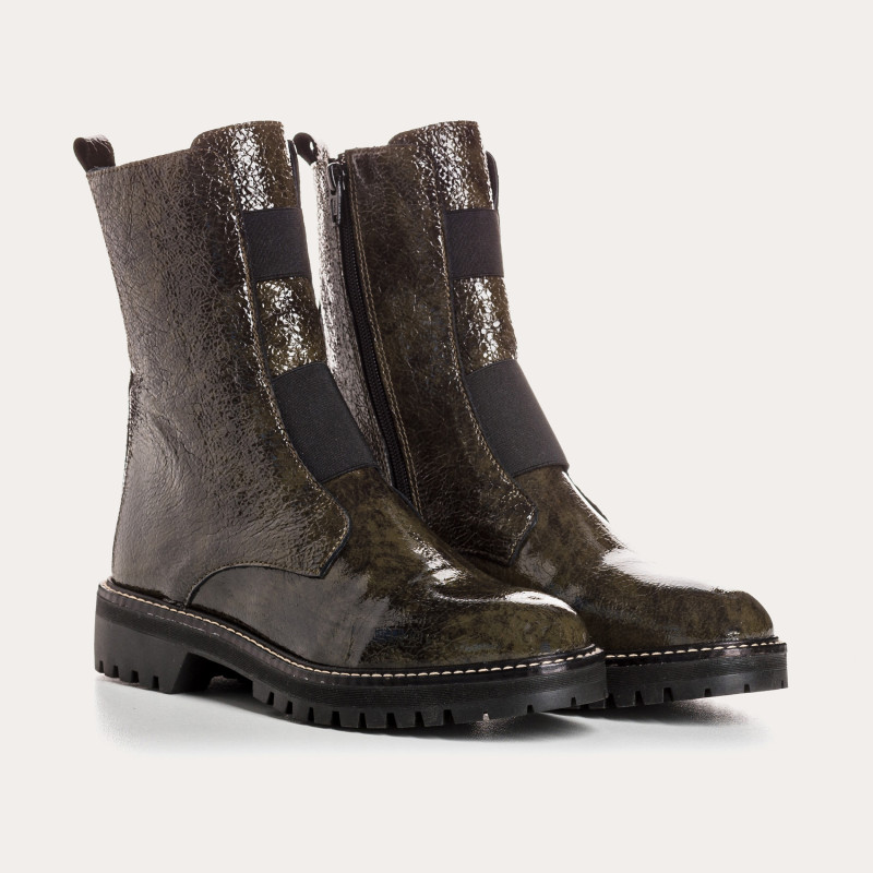 Chelsea boots in grained varnished leather with elastic