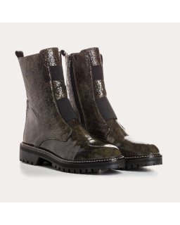 Chelsea boots in grained varnished leather with elastic