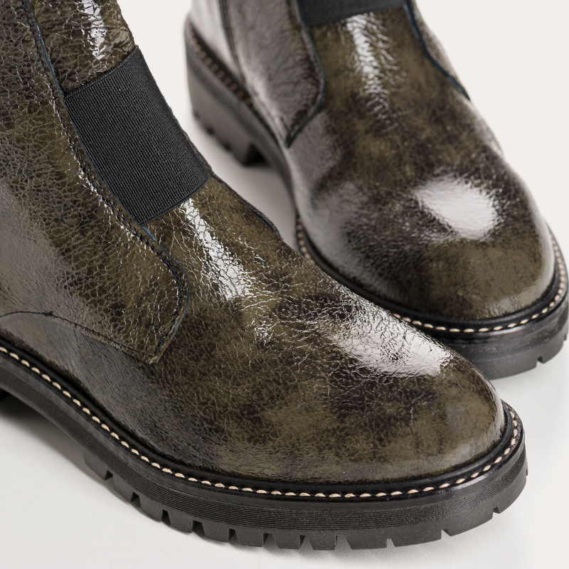 Chelsea boots in grained varnished leather with elastic