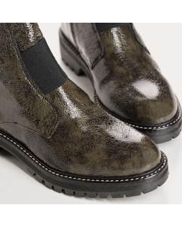 Chelsea boots in grained varnished leather with elastic