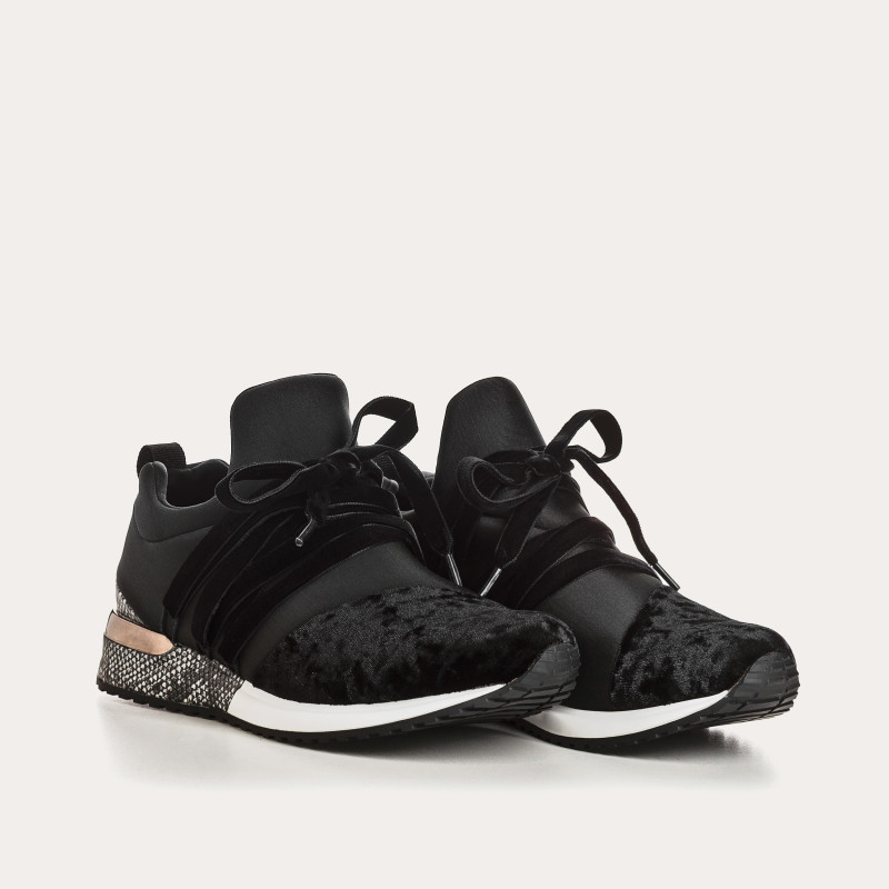 Black laces in lycra and velvet for women