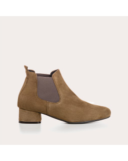 Chelsea boots in suede with elastic