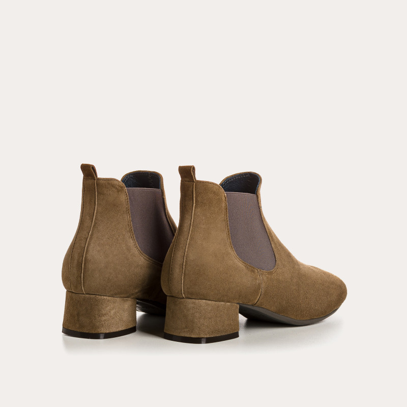 Chelsea boots in suede with elastic