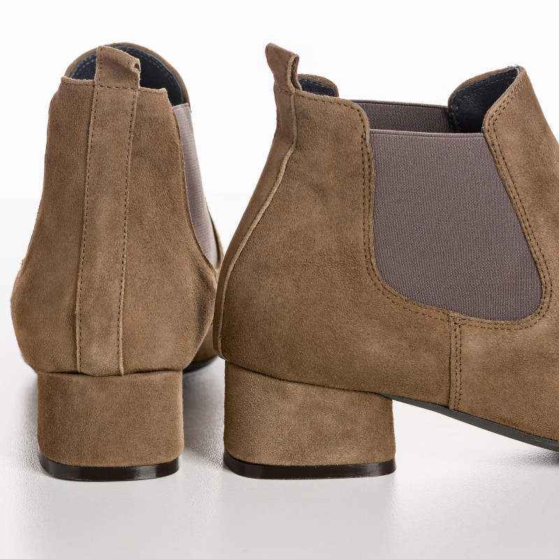 Chelsea boots in suede with elastic