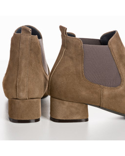 Chelsea boots in suede with elastic