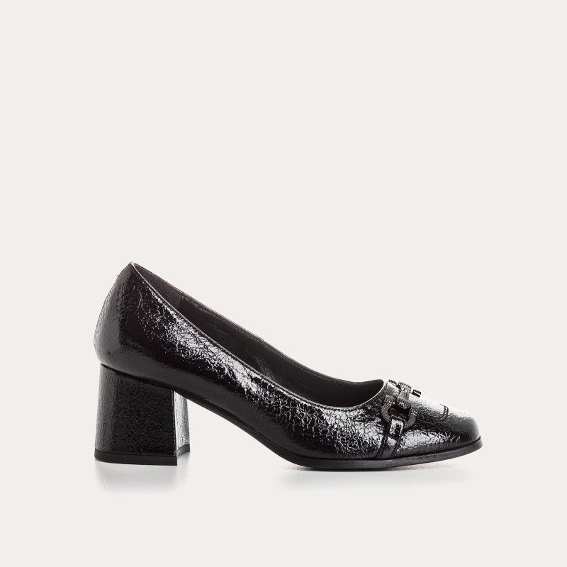 Pumps in grained patent leather with golden accessories