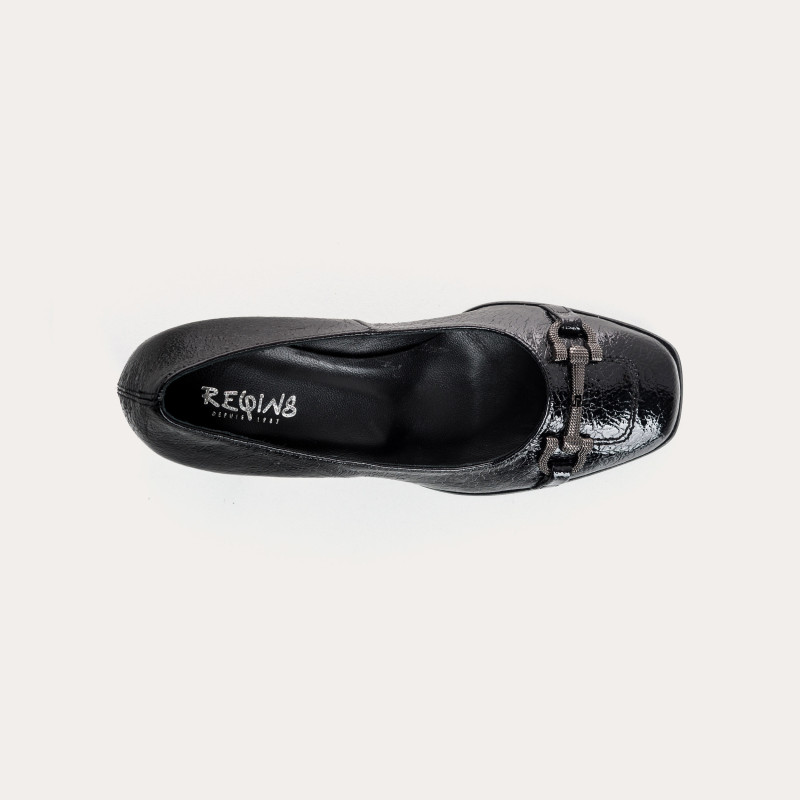 Pumps in grained patent leather with golden accessories