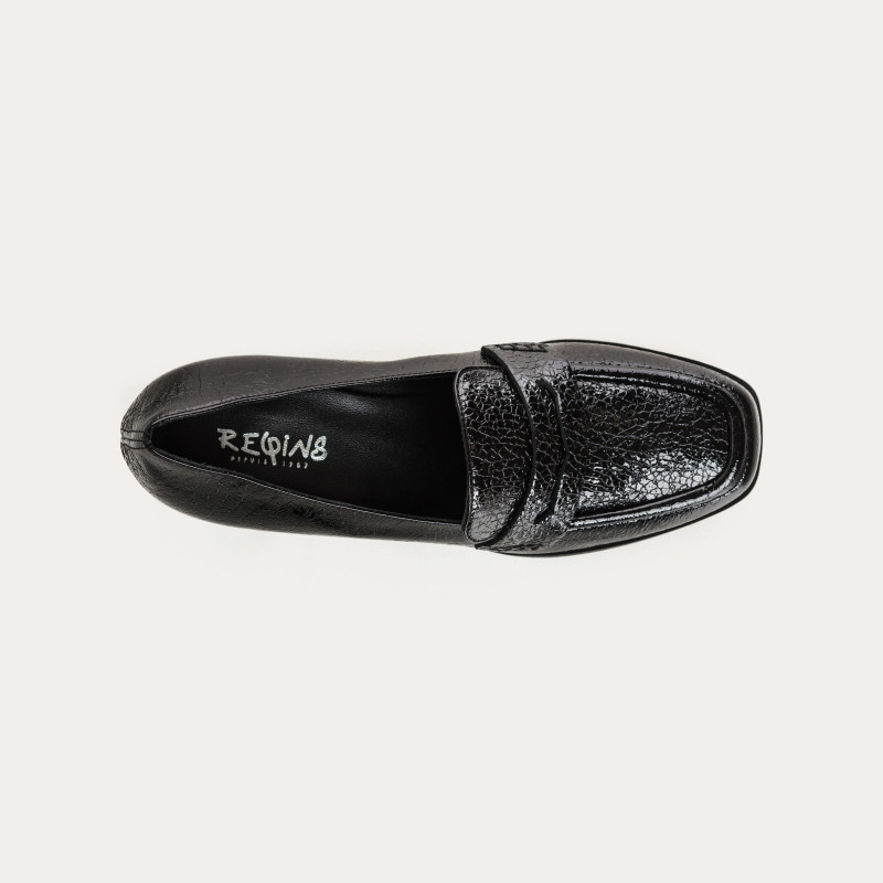 Grained varnished leather heel loafers
