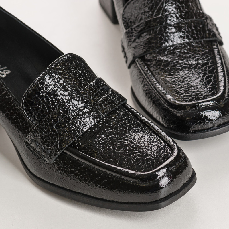 Grained varnished leather heel loafers