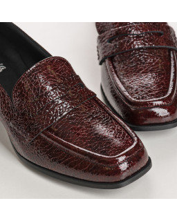 Mocassins à talons en cuir vernis grainé
