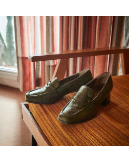 Mocassins à talons en cuir vernis grainé