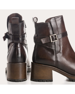 Bottines en cuir noir et rouge avec boucle dorée et zip intérieur