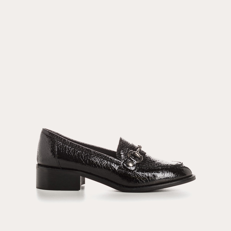 College moccasins with removable flanges in grained patent leather